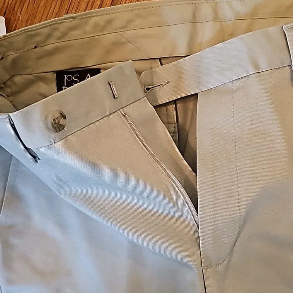 🧍‍♂️NEW WITH TAGS! Jos. A. Bank size 30W x 32L light khaki pants